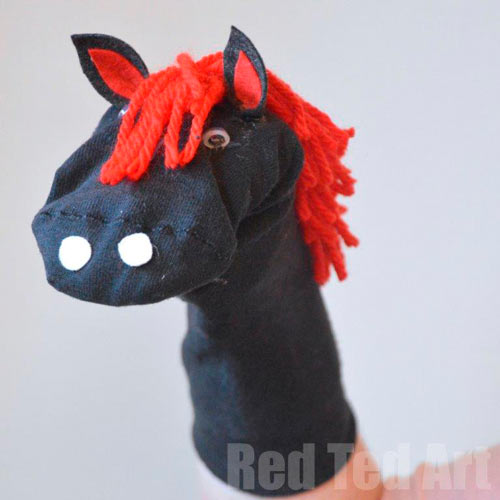marioneta de mano con un calcetin diy en forma de caballo