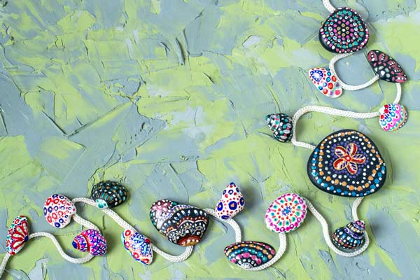 guirnalda con piedras, conchas y caracoles pintados