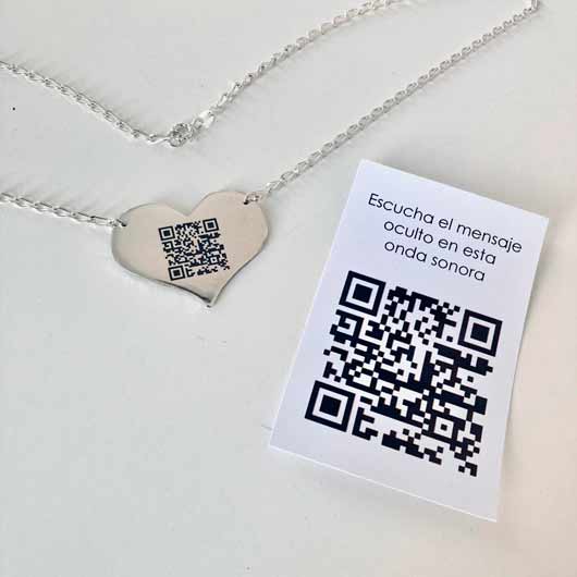 Colgante de plata maciza con corazón tallado a mano grabado con el QR para reproducir un mensaje de voz personalizado al escanearlo desde tu móvil